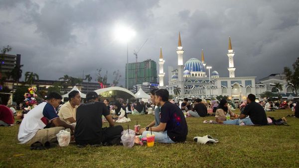 Suasana Buka Puasa di Padang MBK 1 Malaysia