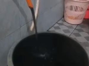 Warga di Timungan Lompoa Keluhkan Air PDAM Makassar Sudah Setahun Keruh Warga di Timungan Lompoa Keluhkan Air PDAM Makassar Sudah Setahun Keruh