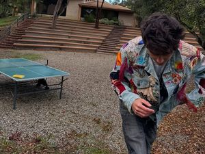 Timothee Chalamet Beli Jaket Bekas Bob Dylan Rp 413 Juta, Apa Istimewanya? Timothee Chalamet Beli Jaket Bekas Bob Dylan Rp 413 Juta, Apa Istimewanya?