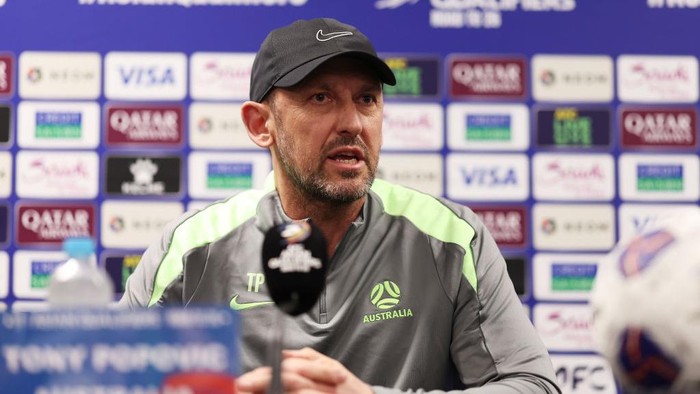 SYDNEY, AUSTRALIA - MARCH 19: Socceroos head coach Tony Popovic speaks to the media during a Socceroos training session at Sydney Football Stadium on March 19, 2025 in Sydney, Australia. (Photo by Matt King/Getty Images)