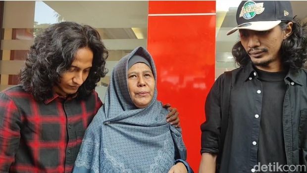 ibunda bersama kakak-kakak Vadel Badjideh.