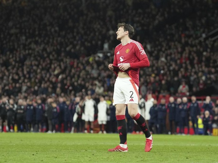 Manchester Uniteds Victor Lindelof reacts at the end of the English FA Cup soccer match between Manchester United and Fulham at the Old Trafford stadium in Manchester, England, Sunday, March 2, 2025. (AP Photo/Jon Super)