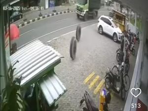 Brakk! 2 Ban Truk Menggelinding Hantam Warung di Prambanan Klaten Brakk! 2 Ban Truk Menggelinding Hantam Warung di Prambanan Klaten