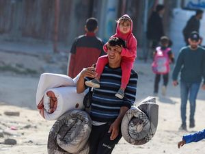 Warga Palestina Ngungsi Lagi Saat Israel Kembali Bombardir Gaza