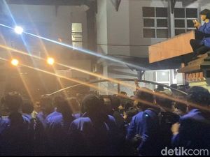 Demo Tolak Pengesahan UU TNI di Sukabumi, Massa Bertahan hingga Malam
