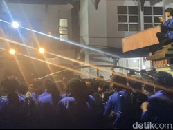 Demo Tolak Pengesahan UU TNI di Sukabumi, Massa Bertahan hingga Malam