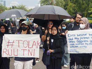 Aksi Kamisan Tolak RUU TNI