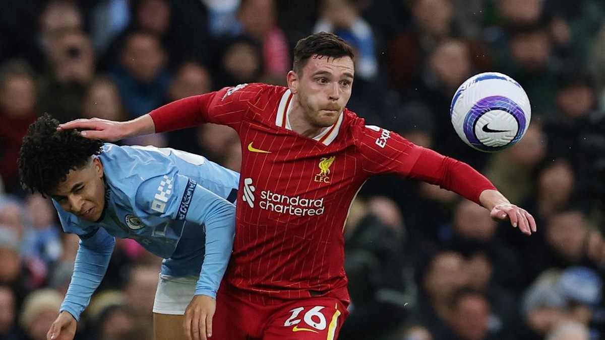 Bek kiri Liverpool Andy Robertson siap bersaing dengan pemain baru musim depan (REUTERS/Phil Noble)