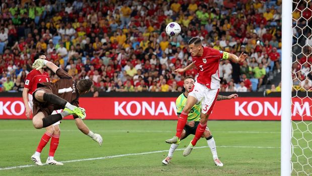 Soccer Football - World Cup - AFC Qualifiers - Third Round - Group C - Australia v Indonesia - Allianz Stadium, Sydney, Australia - March 20, 2025 Indonesia's Jay Idzes heads the ball away from the goal REUTERS/Hollie Adams