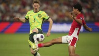 Indonesia mendapatkan peluang perdana menit kelima. Mendapatkan umpan tendangan bebas Calvin Verdonk, sundulan Jay Idzes yang mengarah ke tiang jauh mampu ditepis Mathew Ryan.