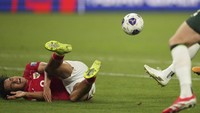 Indonesia memperoleh hadiah penalti menit kedelapan. Wasit menunjuk titik putih usai Rafael Struick terjatuh di kotak terlarang.