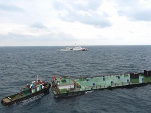 Bakamla Evakuasi ABK dari 2 Kapal Tenggelam di Kepulauan Seribu Bakamla Evakuasi ABK dari 2 Kapal Tenggelam di Kepulauan Seribu