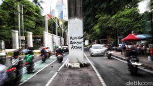 Coretan Tolak RUU TNI Bertebaran di Kawasan Gedung DPR