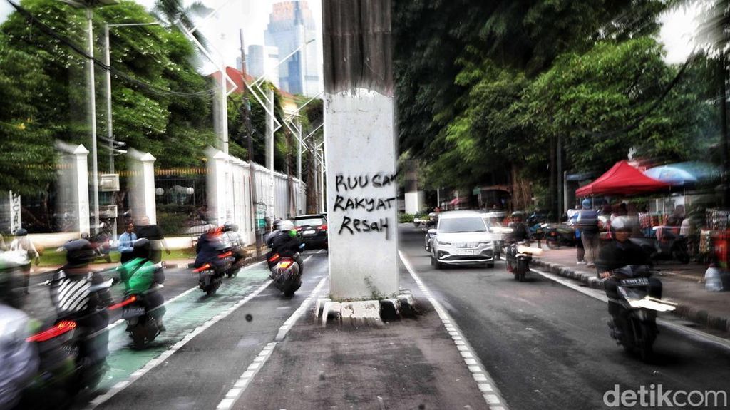 Coretan Tolak RUU TNI Bertebaran di Kawasan Gedung DPR Coretan Tolak RUU TNI Bertebaran di Kawasan Gedung DPR