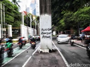 Coretan Tolak RUU TNI Bertebaran di Kawasan Gedung DPR