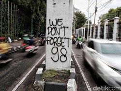 Aksi Tolak RUU TNI Ricuh, Massa Jebol Pagar DPR