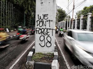 Aksi Tolak RUU TNI Ricuh, Massa Jebol Pagar DPR Aksi Tolak RUU TNI Ricuh, Massa Jebol Pagar DPR