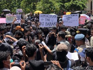 Ketua Komisi A DPRD DIY Temui Massa Tolak UU TNI, Janji Kirim Tuntutan ke DPR Ketua Komisi A DPRD DIY Temui Massa Tolak UU TNI, Janji Kirim Tuntutan ke DPR