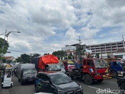 Hindari Kawasan Indrapura, Lalin Macet Dampak Demo Puluhan Sopir Truk