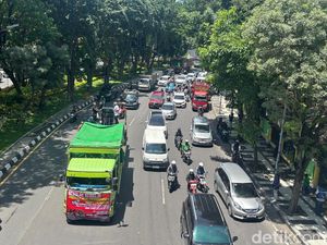 Jalan Darmo Ditutup, Massa Aksi-Pengendara Dialihkan Lewat Jalan Diponegoro Jalan Darmo Ditutup, Massa Aksi-Pengendara Dialihkan Lewat Jalan Diponegoro
