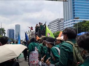 Video Mahasiswa Demo Tolak RUU TNI di Depan Gedung DPR