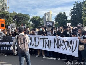 Demo Tolak RUU TNI Warnai Apel Operasi Ketupat 2025 di Surabaya Demo Tolak RUU TNI Warnai Apel Operasi Ketupat 2025 di Surabaya