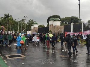 Ada Demo di Depan DPR, Lalin Jalan Gatot Subroto Arah Slipi Dialihkan