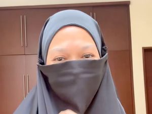 Gaya Baru Donna Harun Tampil Berhijab & Bercadar, Banjir Pujian Netizen Gaya Baru Donna Harun Tampil Berhijab & Bercadar, Banjir Pujian Netizen