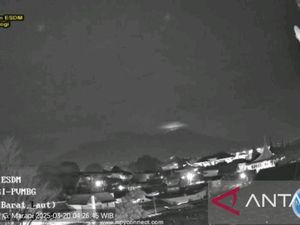 Gunung Marapi Kembali Erupsi, Semburkan Abu Vulkanik 1 Kilometer Gunung Marapi Kembali Erupsi, Semburkan Abu Vulkanik 1 Kilometer