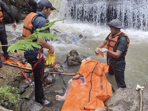 Bocah Kuningan yang Hilang di Sungai Cikadongdong Ditemukan Tewas Bocah Kuningan yang Hilang di Sungai Cikadongdong Ditemukan Tewas