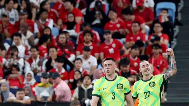 Australias Jackson Irvine (R) celebrates with teammates after scoring a goal during the 2026 FIFA World Cup Asian qualification football match between Indonesia and Australia at Allianz Stadium in Sydney on March 20, 2025. (Photo by DAVID GRAY / AFP) / -- IMAGE RESTRICTED TO EDITORIAL USE - STRICTLY NO COMMERCIAL USE --