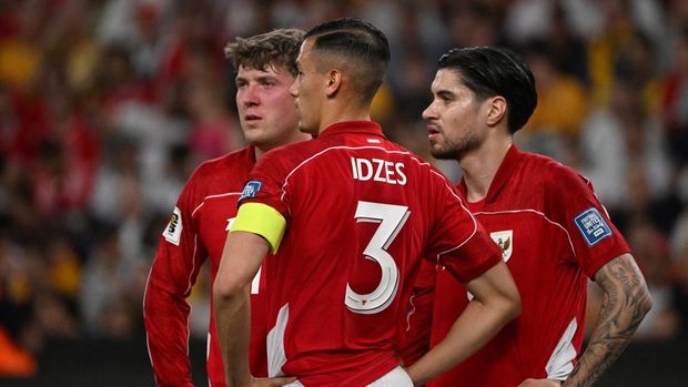 Indonesia's Jay Idzes (C) talks to teammates after a goal during their World Cup 2026 Asian qualifier football match between Australia and Indonesia in Sydney on March 20, 2025. (Photo by Saeed KHAN / AFP) / -- IMAGE RESTRICTED TO EDITORIAL USE - STRICTLY NO COMMERCIAL USE --
