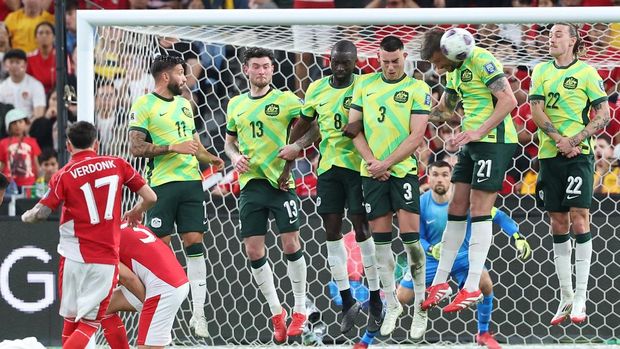 Players from Australia react as Indonesias Calvin Verdonk (L) takes a penalty kick during the 2026 FIFA World Cup Asian qualification football match between Indonesia and Australia at Allianz Stadium in Sydney on March 20, 2025. (Photo by DAVID GRAY / AFP) / -- IMAGE RESTRICTED TO EDITORIAL USE - STRICTLY NO COMMERCIAL USE --