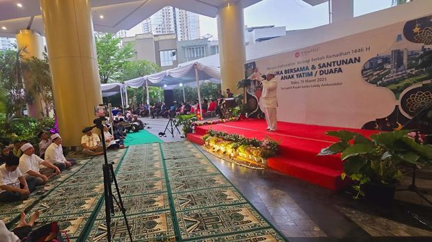 Suasana santunan anak yatim di Lobby Ambassador Springhill Royale Suites. Foto Dok. Springhill