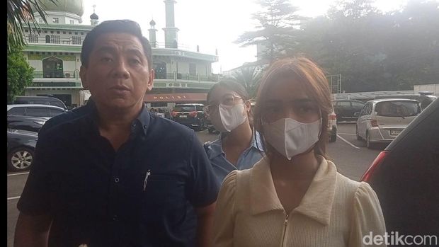 Fuji dan pengacaranya, Sandy Arifin saat ditemui di Polres Jakarta Selatan.