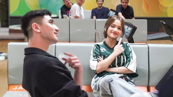 Foto Verrel Bramasta-Fuji Kompak Main Bowling Berdua, Tampil Simpel & Stylish