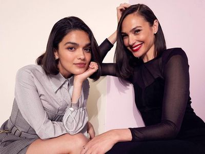 Foto: Adu Gaya Gal Gadot dan Rachel Zegler saat Promosi Snow White