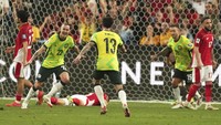 Australia kembali menambah gol menit 34. Kali ini giliran Jackson Irvine yang mencetak gol ke gawang Maarten Paes. Skor 3-0.