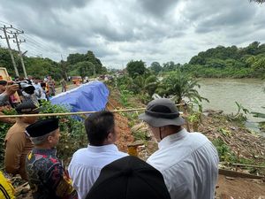 Herman Deru Minta Alat Berat Siaga di Titik Rawan Longsor Selama Arus Mudik Herman Deru Minta Alat Berat Siaga di Titik Rawan Longsor Selama Arus Mudik