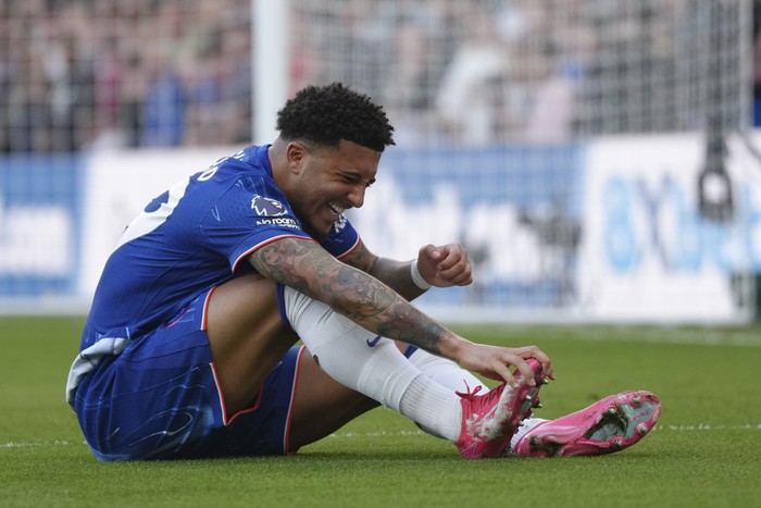 Chelseas Jadon Sancho grimaces during the English Premier League soccer match between Chelsea and Leicester City, at the Stamford Bridge stadium in London, Sunday, March 9, 2025. (AP Photo/Dave Shopland)