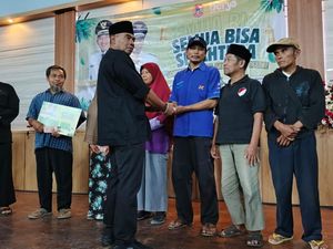 1.426 Warga Berjo Karanganyar Dapat THR Rp 500 Ribu dari Pemdes 1.426 Warga Berjo Karanganyar Dapat THR Rp 500 Ribu dari Pemdes