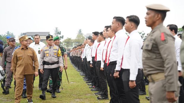 Kapolda Riau Irjen Herry Heryawan bersama Gubernur Riau Abdul Wahid