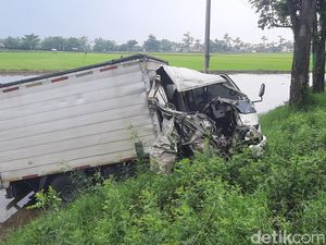 Gagal Nyalip, Truk Tronton Adu Banteng Vs Truk Boks di Jalan Pantura Pati