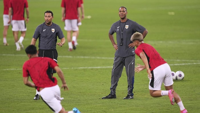 Lihat Lagi Latihan Timnas Indonesia Bareng Kluivert di Australia Indonesia's coach Patrick Kluivert, right, watches his players train ahead of the World Cup qualifying match against Australia at the Sydney Football Stadium, Sydney, Australia, Wednesday, March 19, 2025. (AP Photo/Mark Baker)