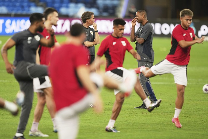 Lihat Lagi Latihan Timnas Indonesia Bareng Kluivert di Australia Indonesias coach Patrick Kluivert, right, watches his players train ahead of the World Cup qualifying match against Australia at the Sydney Football Stadium, Sydney, Australia, Wednesday, March 19, 2025. (AP Photo/Mark Baker)