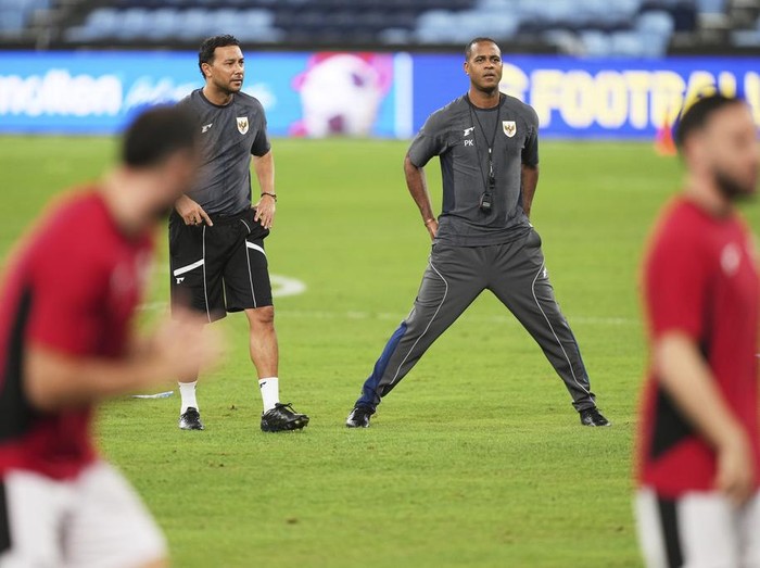 Indonesia's coach Patrick Kluivert, right, watches his players train ahead of the World Cup qualifying match against Australia at the Sydney Football Stadium, Sydney, Australia, Wednesday, March 19, 2025. (AP Photo/Mark Baker)