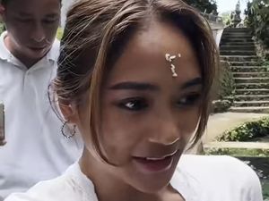 8 Foto Marion Jola Jalani Tradisi Melukat, Anggun Kenakan Kebaya Bali 8 Foto Marion Jola Jalani Tradisi Melukat, Anggun Kenakan Kebaya Bali