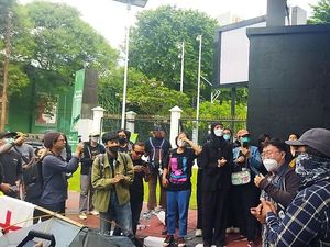 Reaksi Massa di Luar Gerbang DPR Usai RUU TNI Disahkan