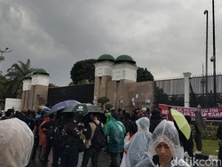 Hujan Turun, Massa Aksi Tolak RUU TNI Tetap Bertahan di Depan DPR