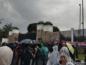 Hujan Turun, Massa Aksi Tolak RUU TNI Tetap Bertahan di Depan DPR Hujan Turun, Massa Aksi Tolak RUU TNI Tetap Bertahan di Depan DPR